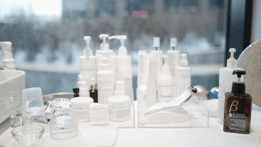Rekomendasi skincare untuk kulit kering dan kusam yang terdiri dari pelembap dan sunscreen